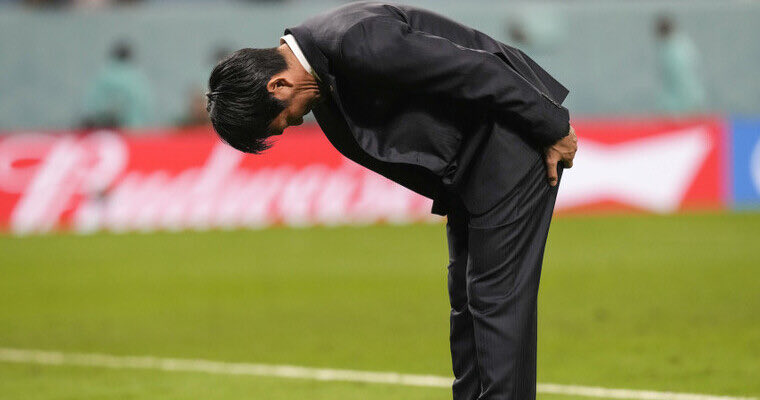 Miltonneves's tweet photo. Tite foge do campo vergonhosamente. Deveria ter tido aulas com o técnico japonês de como se perde com honra https://t.co/KfJXvszc69