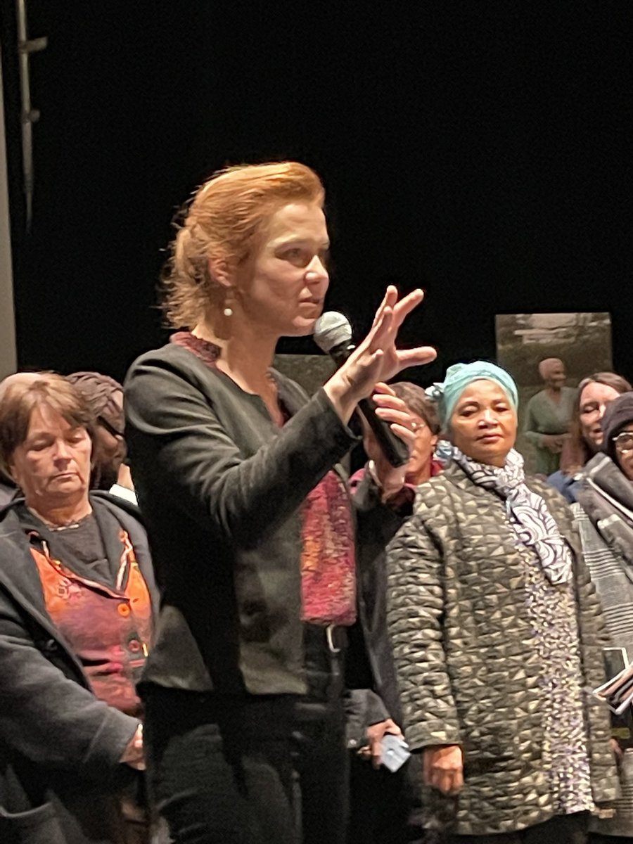 Geste éditions (@gesteditions) on Twitter photo 40 Femmes, le livre de Cap Sud à Poitiers chez Geste en compagnie de madame le maire Léonore Maucond’huy
<a href="/VilledePoitiers/">Ville de Poitiers</a> <a href="/L_Moncondhuy/">Léonore Moncond'huy</a> <a href="/Gesteditions/">Geste éditions</a> 40 Femmes, le livre de Cap Sud à Poitiers chez Geste en compagnie de madame le maire Léonore Maucond’huy
<a href="/VilledePoitiers/">Ville de Poitiers</a> <a href="/L_Moncondhuy/">Léonore Moncond'huy</a> <a href="/Gesteditions/">Geste éditions</a>
