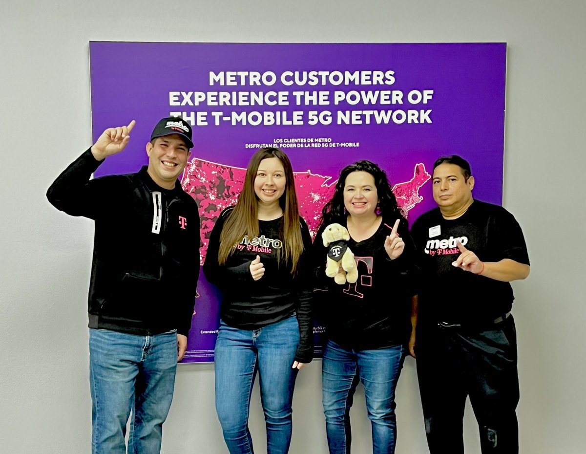 Come visit our new @MetroByTMobile in #CarriozSpringsTX !! Now open and ready to help customers with their wireless needs!! Stop by and say hi to our amazing team!! #SMRA #SMRADelRio #STXHeat @LauraRa_satx @yes_i_cantu @BrianEjiasi @JohnStevens_