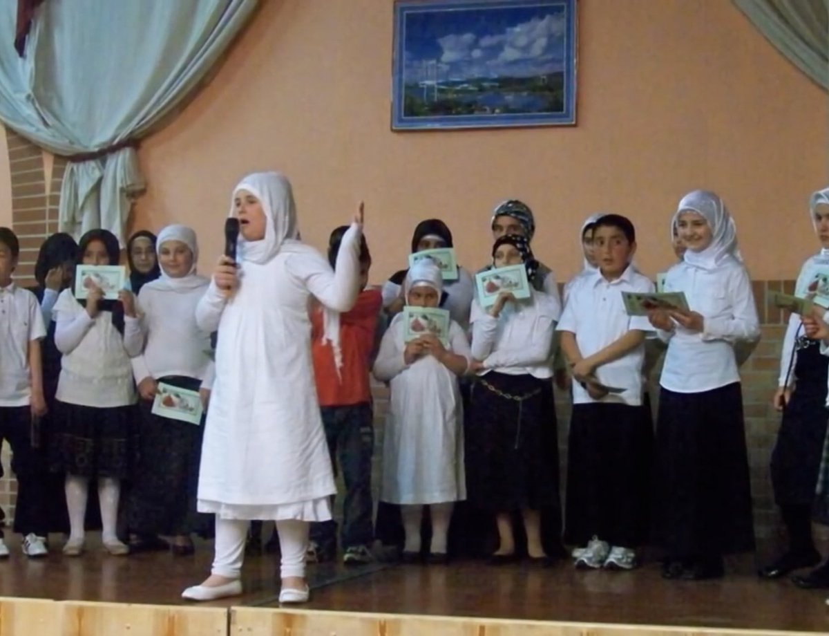 DamienRieu's tweet photo. 🔴⚠️ #Islamodroitisme : la maire #LR de #CergyPontoise @sve83 a inauguré les travaux du centre 🇹🇷 local avec prière islamique. 
👉Commentaire : “vous avez fait dire amen aux infidèles bien joué !”
👉 Leur site renvoie au ministère des affaires religieuses turcs
👉 enfants voilées https://t.co/oI5MyL4HGL