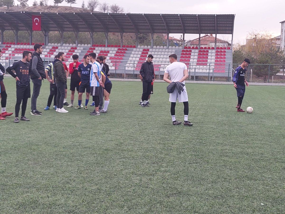 CorumKYGM's tweet photo. Yurtlarımızda sadece barınma değil; spor, sanat, bilim ve diğer alanlarda etkinlikler ile gençlerimizin kaliteli vakit geçirmesini sağlıyoruz.

📍GSB Sungurlu Öğrenci Yurdu

⚽️⚽️Öğrencilerimiz Yurtlarımız arası futbol turnuvası için antrenmanlara devam ediyor..⚽️⚽️⚽️ https://t.co/K1y20cmzPY
