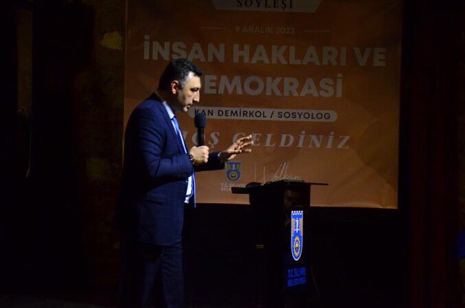 SilivriBel's tweet photo. “İnsan Hakları ve Demokrasi” söyleşimiz Önder Yılmaz Sahnemizde gerçekleştirildi. 

Belediyemiz Sosyologu Kan Demirkol’un konuşmacı olarak katıldığı söyleşide, insan hakkı ve demokrasi kavramlarının tarihsel süreçleri ve günümüzdeki durumu değerlendirildi.

(1) https://t.co/Y5DnxOkQSV