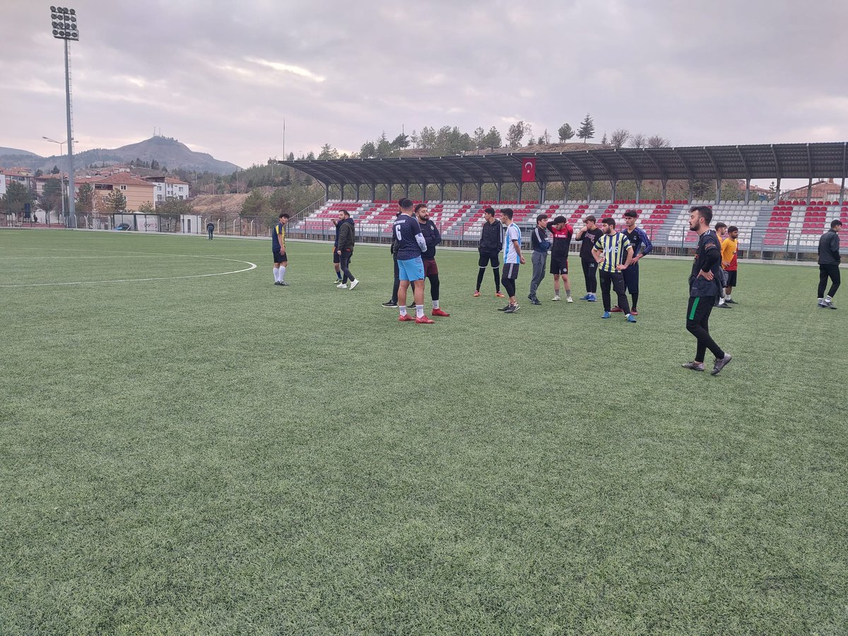 CorumKYGM's tweet photo. Yurtlarımızda sadece barınma değil; spor, sanat, bilim ve diğer alanlarda etkinlikler ile gençlerimizin kaliteli vakit geçirmesini sağlıyoruz.

📍GSB Sungurlu Öğrenci Yurdu

⚽️⚽️Öğrencilerimiz Yurtlarımız arası futbol turnuvası için antrenmanlara devam ediyor..⚽️⚽️⚽️ https://t.co/K1y20cmzPY