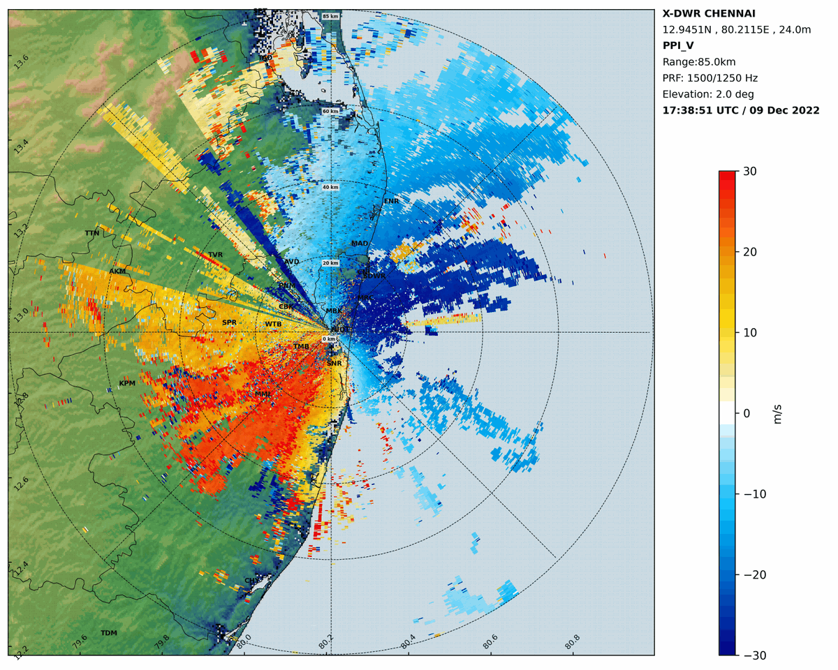 chennaisweather's tweet photo. Landfall process started few mins ago. Center part moved inland of #Mahabalipuram partially and shall continue for the next few hours. 

Eastern part after that shall be more windy. Heavy rains with gusts are going to continue till early morning. 

#CycloneMandous #ChennaiRains https://t.co/C32Cbg5nqm