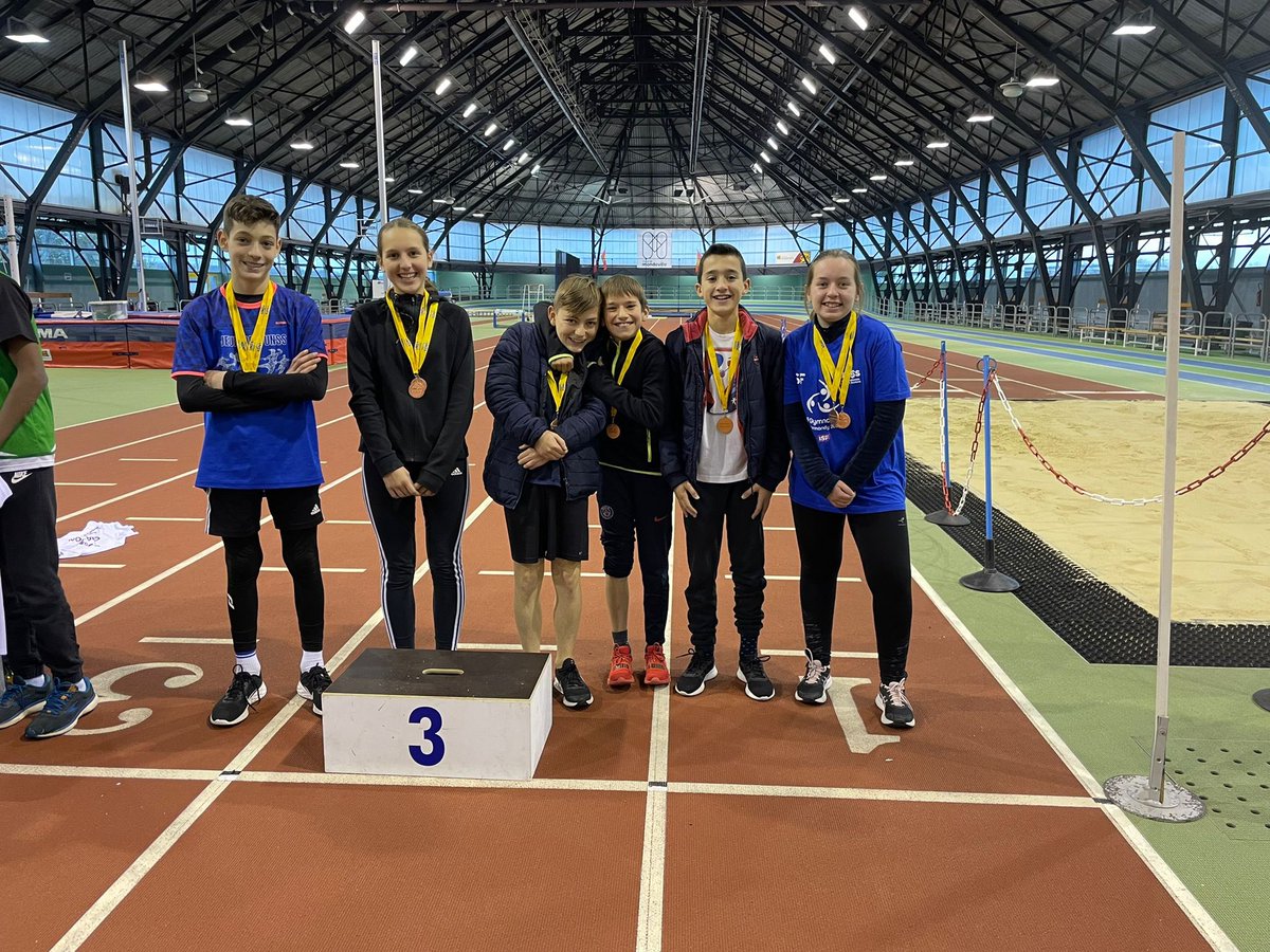 ClgLeandre's tweet photo. 🏃🏻‍♀️compétition académique d’athlétisme hivernale🏃‍♂️ à Mondeville !! Une médaille de bronze 🥉au challenge course de haies et une médaille de bronze 🥉 également au challenge lancer de poids. Félicitations à tous pour vos performances personnelles ! 👏 https://t.co/rleEDAuIC1