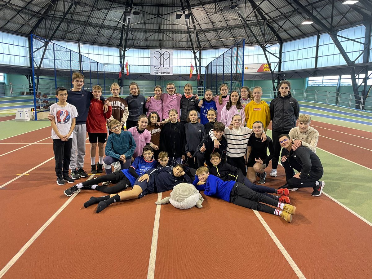 ClgLeandre's tweet photo. 🏃🏻‍♀️compétition académique d’athlétisme hivernale🏃‍♂️ à Mondeville !! Une médaille de bronze 🥉au challenge course de haies et une médaille de bronze 🥉 également au challenge lancer de poids. Félicitations à tous pour vos performances personnelles ! 👏 https://t.co/rleEDAuIC1