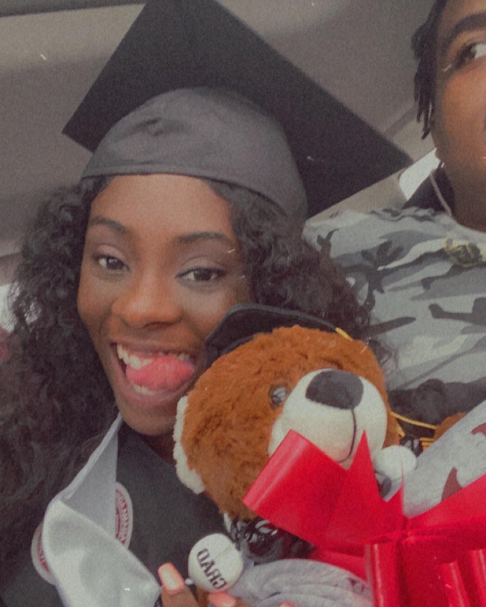 kisana_elzie's tweet image. Big Degreed🫣💕💕💕

Alabama A&amp;amp;M University graduate ❤️

4 years of struggle but it was worth it 🫶🏾
#Keesigningout😘
#firstgenerationgraduate