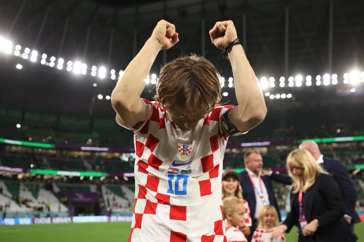 HNSfamily's tweet photo. This is what it means. 👑 @lukamodric10 

#FIFAWorldCup #Qatar2022 #Family #Vatreni❤️‍🔥 https://t.co/qTRfGu8pDz