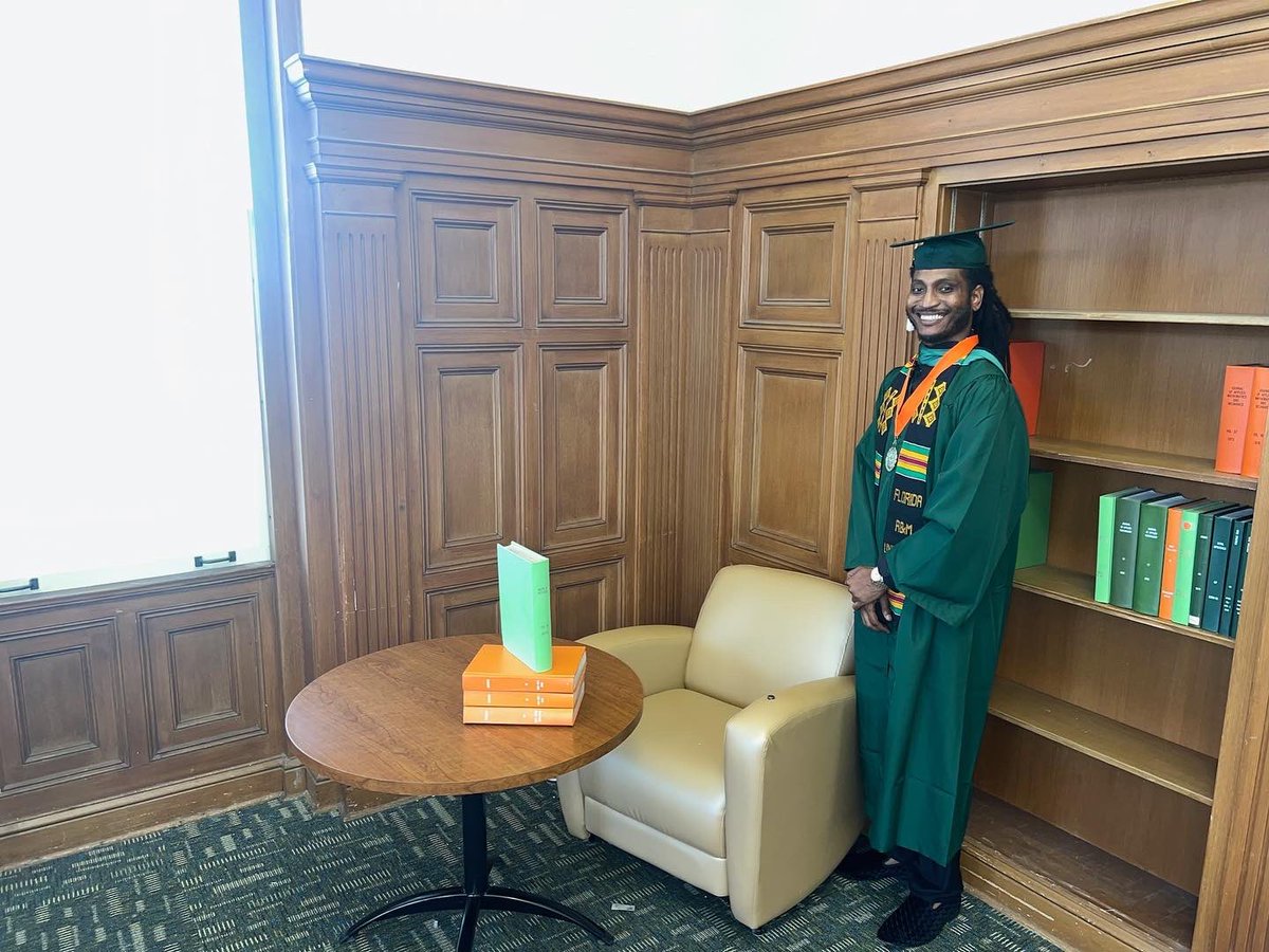 SkillfulHustler's tweet photo. Today is the Big Day! I Graduate from Florida A&amp;M University🐍 #Famu 🐍(Hard work finally paying off) .. #Hbcu ✊🏾 the world is my 🦪 #worldismines @FAMU_1887 #famugrad #famugraduation #Classof2022 https://t.co/1oY0gTK5KB