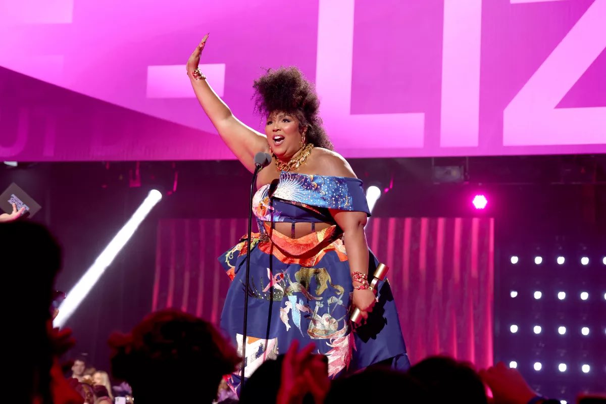 MerGarza's tweet photo. Qween @lizzo recibió el premio “People’s champion” durante los Poeple’s Choice Awards, y, en vez de aceptar solamente el premio, decidió presentar a 17 activistas que merecen tener más reconocimiento a sus ojos perooo ¿Quienes son? ¿Y que dijo de cada una. Vamos con la lista: https://t.co/av7XdP2uqP