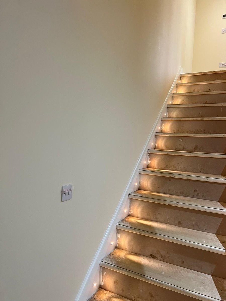 wadedecorator's tweet image. Loving the look of the lights going up the stairs in the new builds we are decorating for SEH French in Ashill 🤩 

#decorating #paintinganddecorating #industrialpainter #newbuild #newbuildhomes