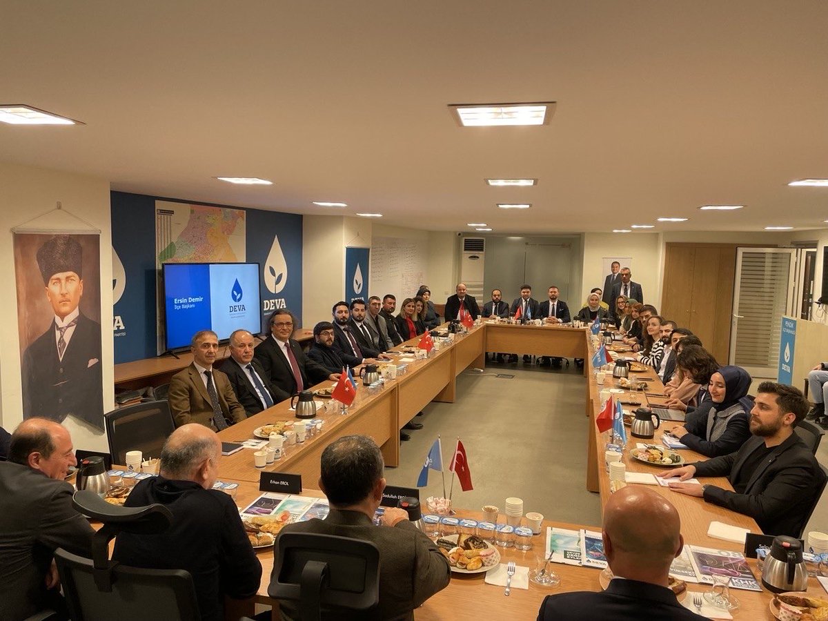 erginsadullah's tweet photo. Pendik ilçemizde yönetim kurulumuz ve mahalle başkanlarımızla yaklaşan seçimleri konuştuk.Hedefe kitlenmiş yol arkadaşlarımızın coşkusu görmeye değerdi. Teşekkürler Pendik, teşekkürler İstanbul. #OylarDevaOlsun https://t.co/tYO4yAI587