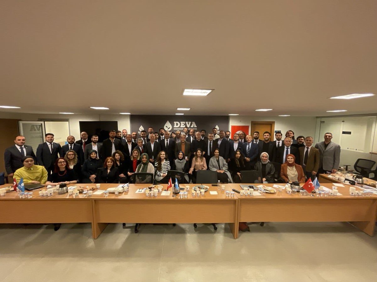 erginsadullah's tweet photo. Pendik ilçemizde yönetim kurulumuz ve mahalle başkanlarımızla yaklaşan seçimleri konuştuk.Hedefe kitlenmiş yol arkadaşlarımızın coşkusu görmeye değerdi. Teşekkürler Pendik, teşekkürler İstanbul. #OylarDevaOlsun https://t.co/tYO4yAI587