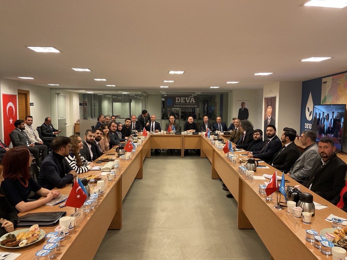erginsadullah's tweet photo. Pendik ilçemizde yönetim kurulumuz ve mahalle başkanlarımızla yaklaşan seçimleri konuştuk.Hedefe kitlenmiş yol arkadaşlarımızın coşkusu görmeye değerdi. Teşekkürler Pendik, teşekkürler İstanbul. #OylarDevaOlsun https://t.co/tYO4yAI587