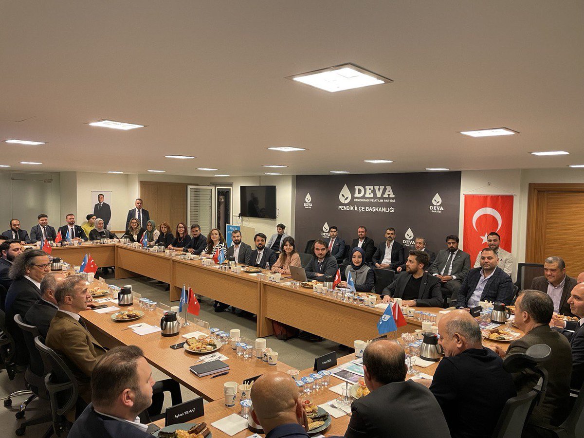 erginsadullah's tweet photo. Pendik ilçemizde yönetim kurulumuz ve mahalle başkanlarımızla yaklaşan seçimleri konuştuk.Hedefe kitlenmiş yol arkadaşlarımızın coşkusu görmeye değerdi. Teşekkürler Pendik, teşekkürler İstanbul. #OylarDevaOlsun https://t.co/tYO4yAI587