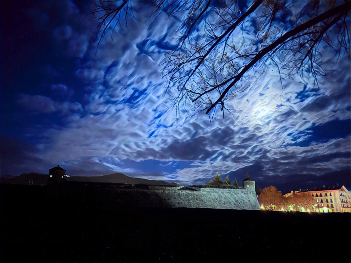 rmaestrem's tweet photo. Jaca's citadel, with AI boosting night and the mistery of this amazing place https://t.co/61srKbrYJ8 #Huesca https://t.co/TDMVuUpj7v