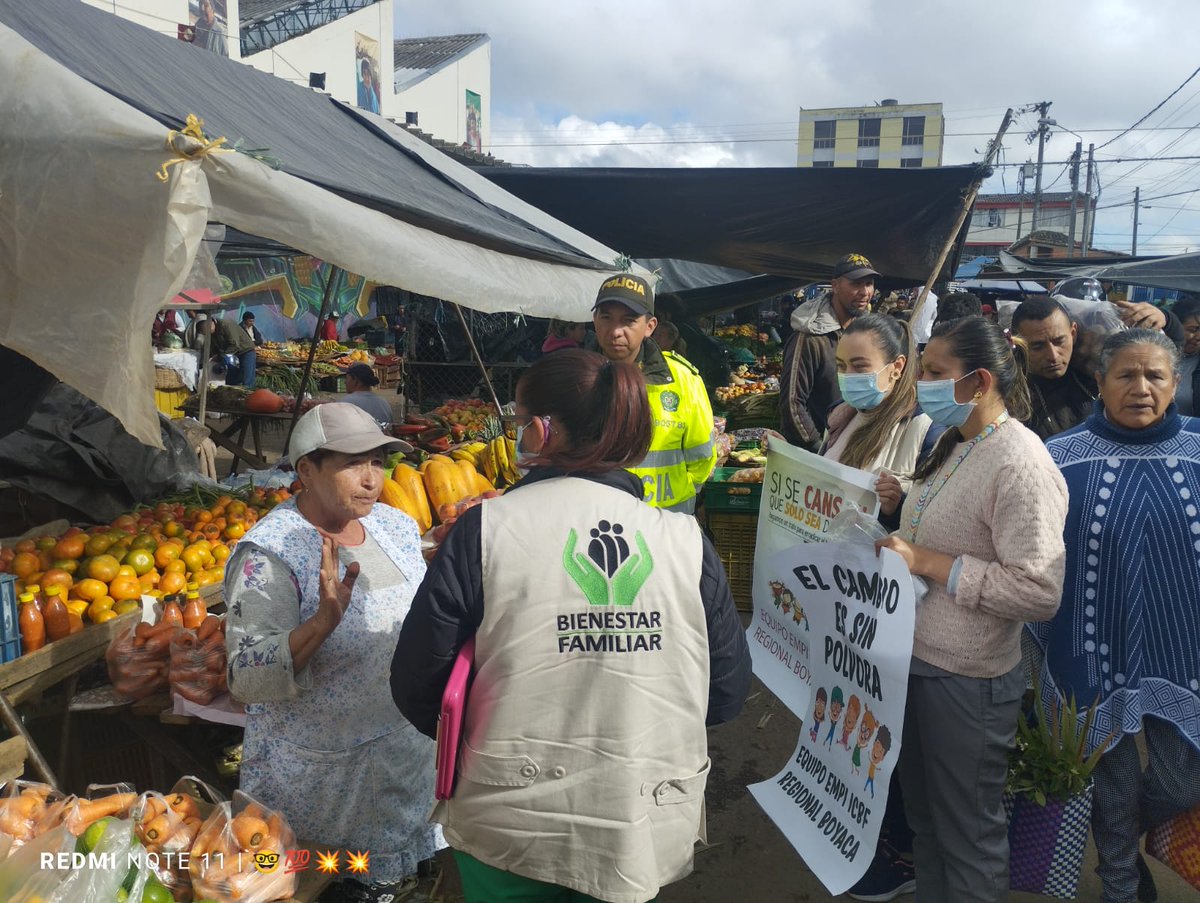 adricamachol's tweet photo. El equipo EMPI del #ICBF lleva a cabo jornada de plan de prevención frente al uso de la pólvora y trabajo infantil, en la plaza de mercado del sur de la Ciudad de Tunja, en articulación con la Policía Nacional de Colombia #ElCambioEsSinPólvora 🎄 https://t.co/aErNOgHeH2