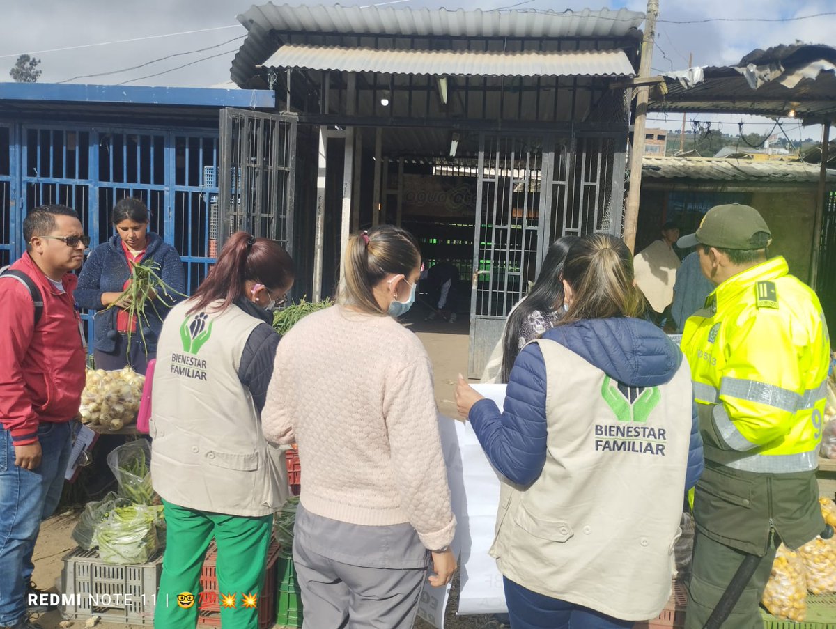adricamachol's tweet photo. El equipo EMPI del #ICBF lleva a cabo jornada de plan de prevención frente al uso de la pólvora y trabajo infantil, en la plaza de mercado del sur de la Ciudad de Tunja, en articulación con la Policía Nacional de Colombia #ElCambioEsSinPólvora 🎄 https://t.co/aErNOgHeH2