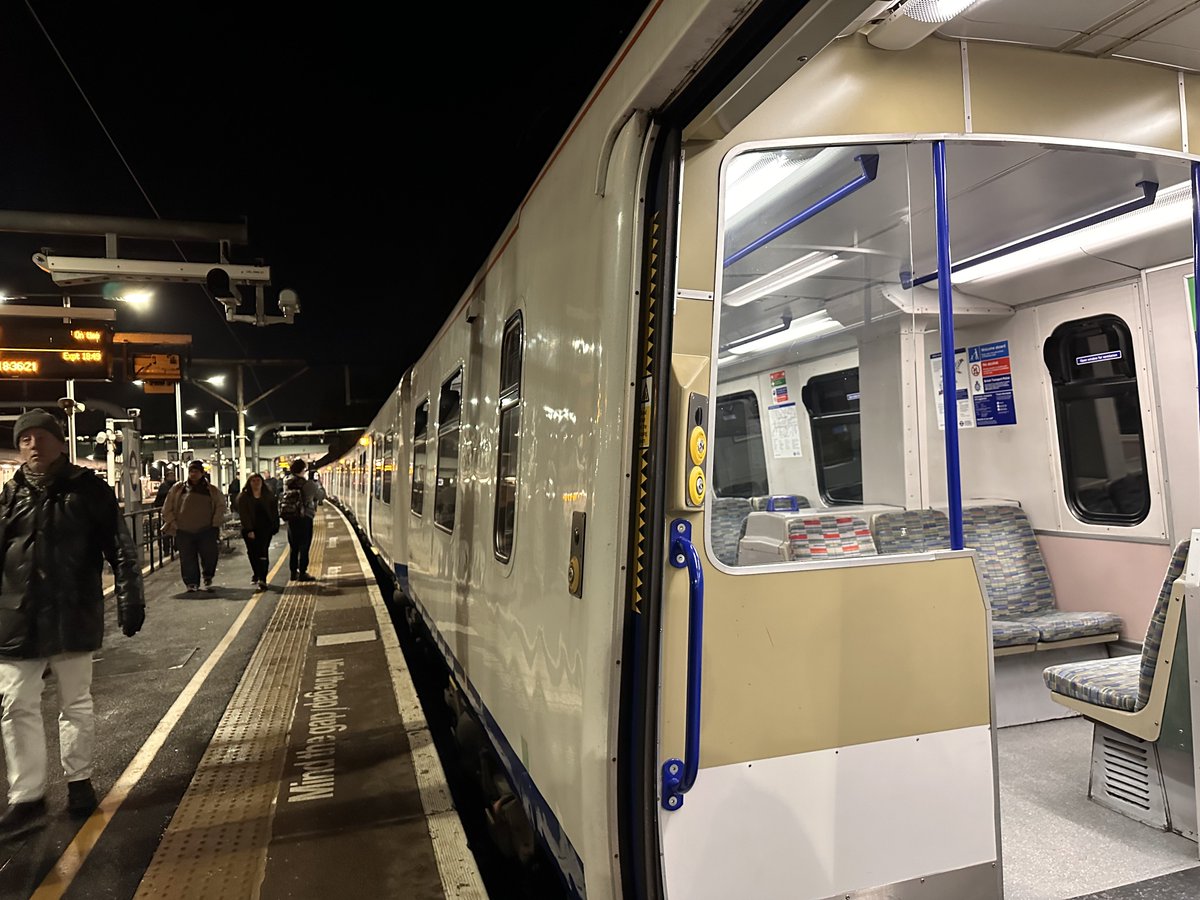 Zeldieralt's tweet photo. Today marks the last time the Class 315s run on the Elizabeth line 

#ElizabethLine #Class315 #PEP #Railway https://t.co/k4QNq5Cm9h