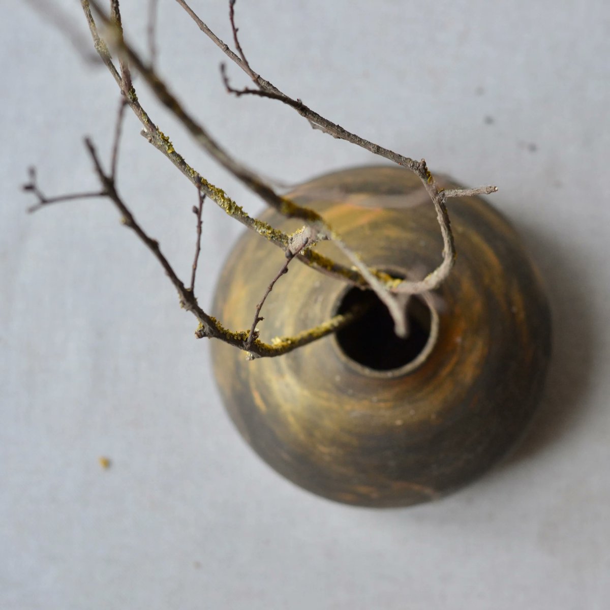 MaiaMing's tweet photo. Gold over rustic black clay...a different interpretation of the Japanese art of Kintsugi whereby broken pottery is mended with gold.
#ikebana #kintsugi #asianpottery #wheelthrown #handmade #etsyseller #koreanpottery #japandi #studiopotter #asiandesign #claylove #blackandgold https://t.co/qPMOT5aHcH