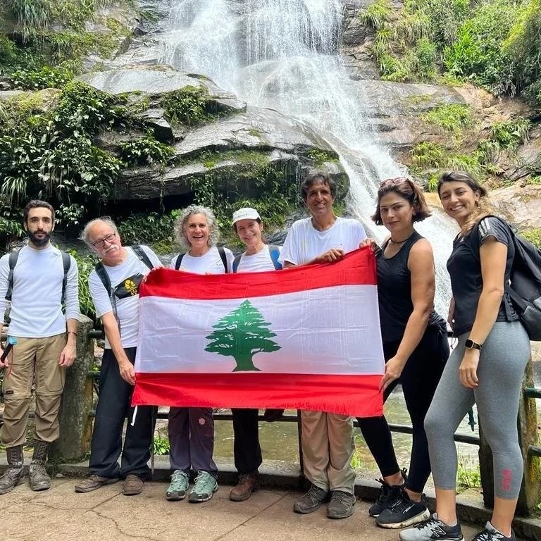 A Trilha Transcarioca e a Lebanon Mountain Trail são trilhas-irmãs 💛🖤 The Transcarioca Trail and the Lebanon Mountain Trail are sister trails! We celebrate these relationships between trails in support of international trail cooperation and friendship.