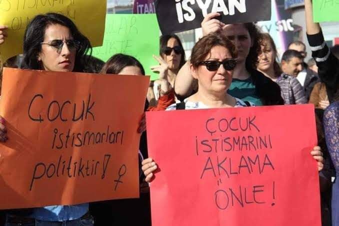 Aile ve Sosyal Hizmetler Bakanı Derya Yanık 'Çocuk istismarı, çocuğa yönelik istismar vakaları siyasetin konusu değildir. Bunlar son derece insani ve her zeminde, her toplumda karşılaşılabilecek meseleler'diye açıklama yaptı.++
#Çocukistismarıpolitiktir
#TimurSoykanYalnızDeğildir