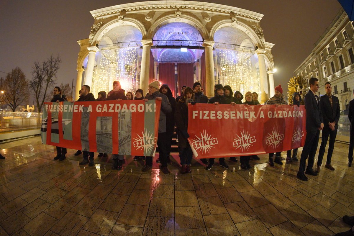 💥 Akciósorozatunk mai napján, a Felix luxusétterem bejárata előtt álltunk blokádot! A zuhogó eső, a rendőrök sem tudtak megállítani minket!
✊Holnap folytatjuk, 17 órai kezdéssel a Corvin-sétányon található Las Vegas Casinonál: 
facebook.com/events/6769060…

#fizessenekagazdagok