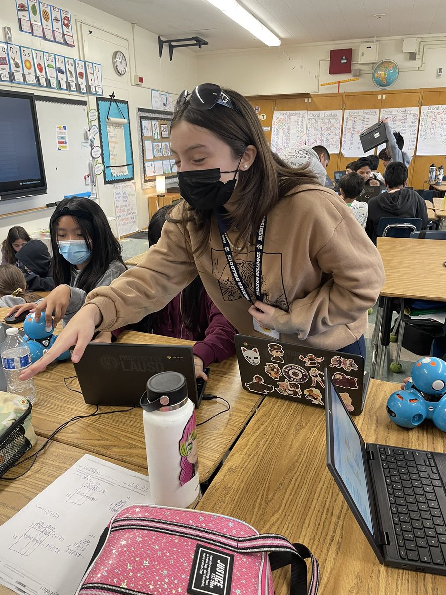 principalcwc's tweet image. Coldwater girls coding led by Madison student Cynthia!  Look how engaged they are!  #girlswhocode #CSEdWeek2022 @ITI_LAUSD @LASchoolsNorth @MsDamonte @JMMS_Bulldogs