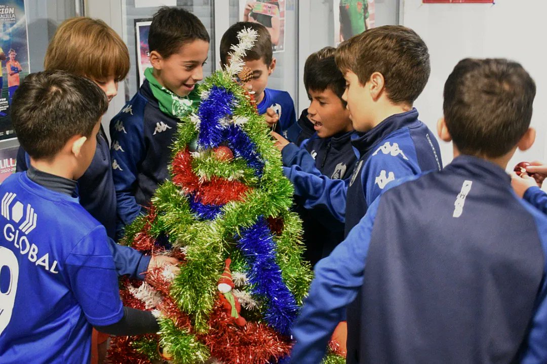 cdmalilla1969's tweet image. ¡Preparados para disfrutar de la Navidad!

Hoy hemos montado los árboles en los campos del #CDMalilla ❤️💚🎄

#navidad #navidad2022 #merrychristmas #equipo #futbolbase #Siéntelo❤️💚