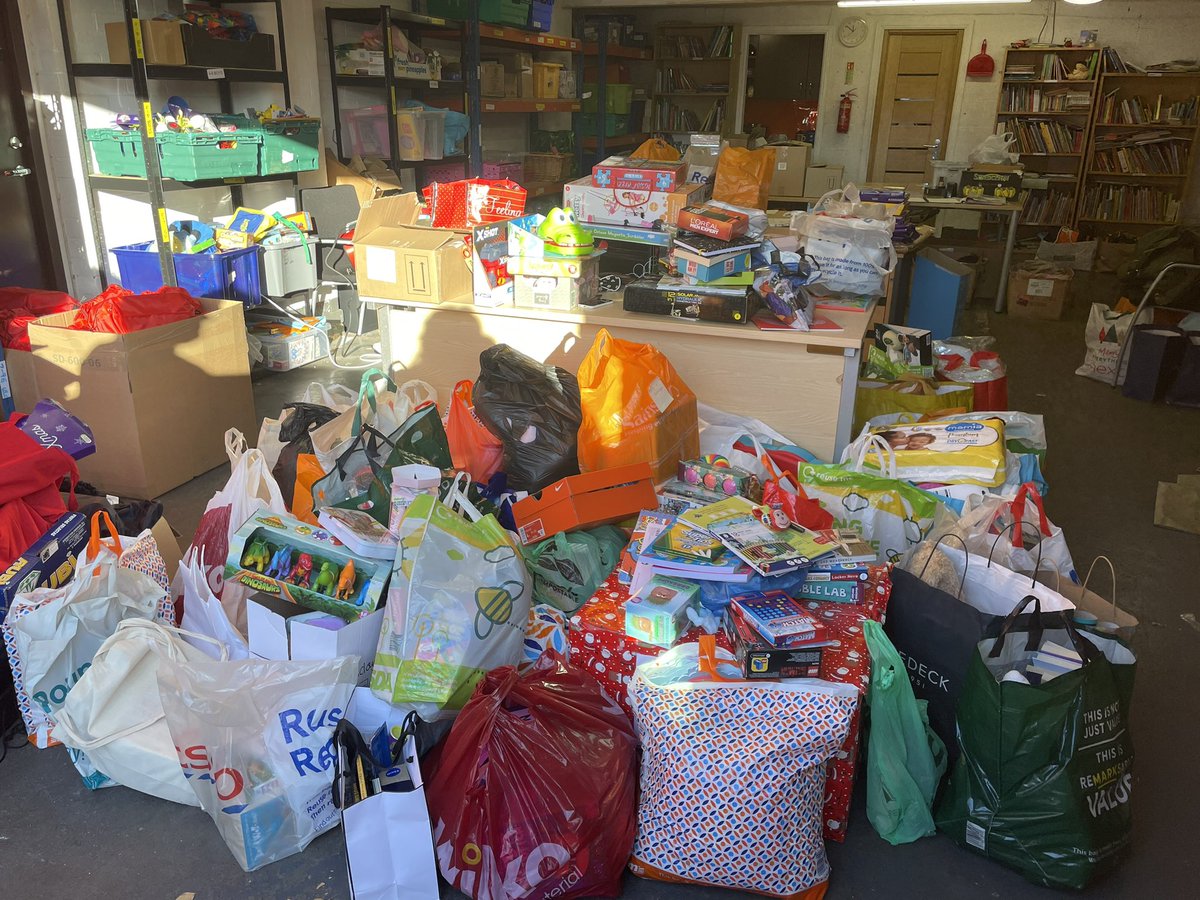 TCA_InterHouse's tweet photo. Huge Thank You @Carlton_Academy for all of your amazing donations for @bags_blessings The charity couldn’t believe the amount you donated and were incredibly grateful. Well Done everyone! Lots of children will receive some amazing Christmas gifts because of you! 🎁 🎅🏻🎄❤️ https://t.co/EdplCKB9GH