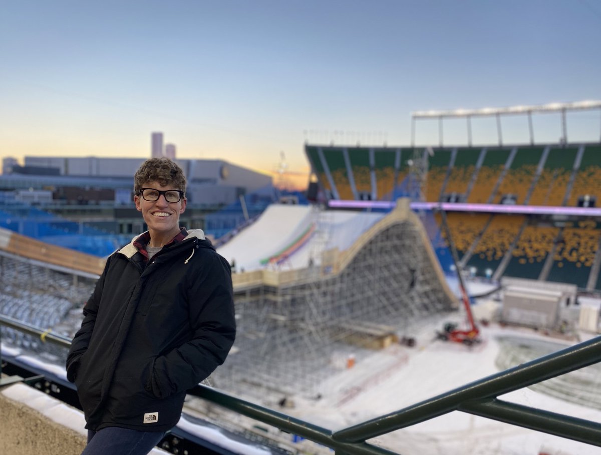 JanisIrwin's tweet photo. 🏂 Sneak peek of the @fissnowboard Big Air World Cup! 🏂

I had to go check out all the action in my neighbourhood and it did not disappoint! 💥

And I said hey to super rad Olympic gold medallist @MaxParrot!🥇 

#TheStyleExperience runs tomorrow at Commonwealth, Edmonton! https://t.co/769t5Lw4vF