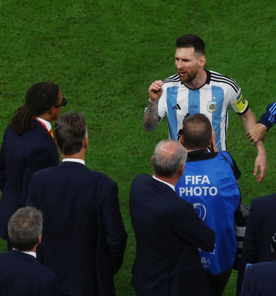 Felicitaciones por su gran carrera, Sr. Van Gaal. Lástima que desaprovechó la oportunidad de despedirse como un grande. Se topó con uno q es grande de verdad.