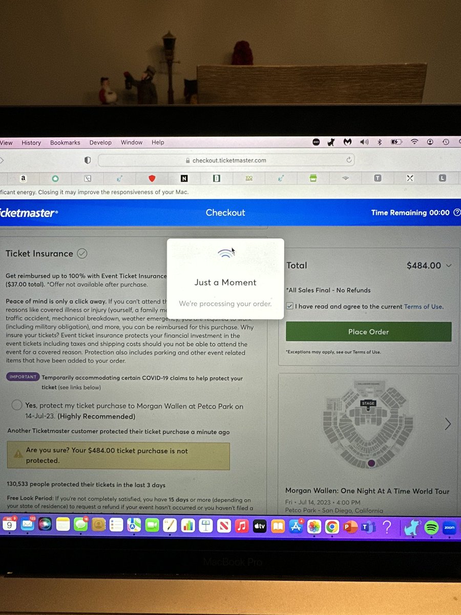 brown98105's tweet photo. @Ticketmaster so my screen has been doing this for an hour. Any idea what we should do? Really frustrating. https://t.co/nZZYyC2EWZ