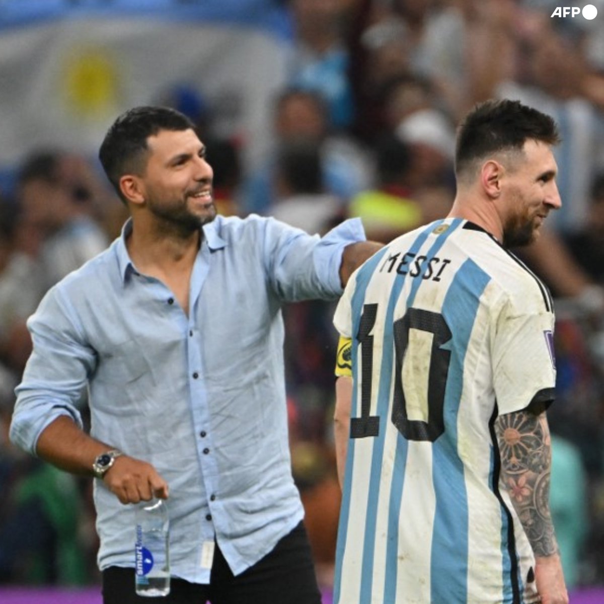 Y sí, El Kun Agüero se metió a la cancha para celebrar la clasificación de Argentina a las semifinales del Mundial de Qatar 2022. No juega más, pero sigue siendo parte de esta selección. UNO MÁS DE LA SCALONETA.