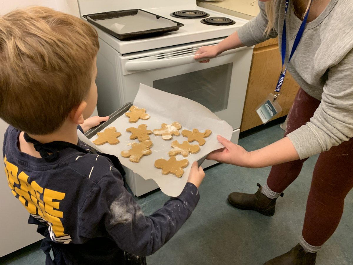 MrsBClarkson's tweet photo. #Kindergarten kids got into the holiday spirit by rolling, patting &amp; marking our classroom with a G for gingerbread!👩🏻‍🍳 As they do, those gingerbread men ran as fast as they could, but their clues helped us find them to finally enjoy our treat! #seasonseatings @tv_school @fsd38 https://t.co/PYS6l8wJsT