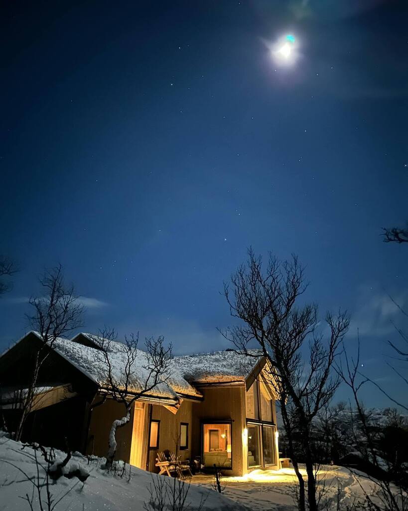 phroddo's tweet photo. Those #winter nights❤️
-17❄️, fresh #snow and a full #moon…

#hytteliv #nerskogen #oppdal #ørnkjellhaugen #trollheimen #lundhytta https://t.co/l3WNpTECut https://t.co/TAoRvL5FKo