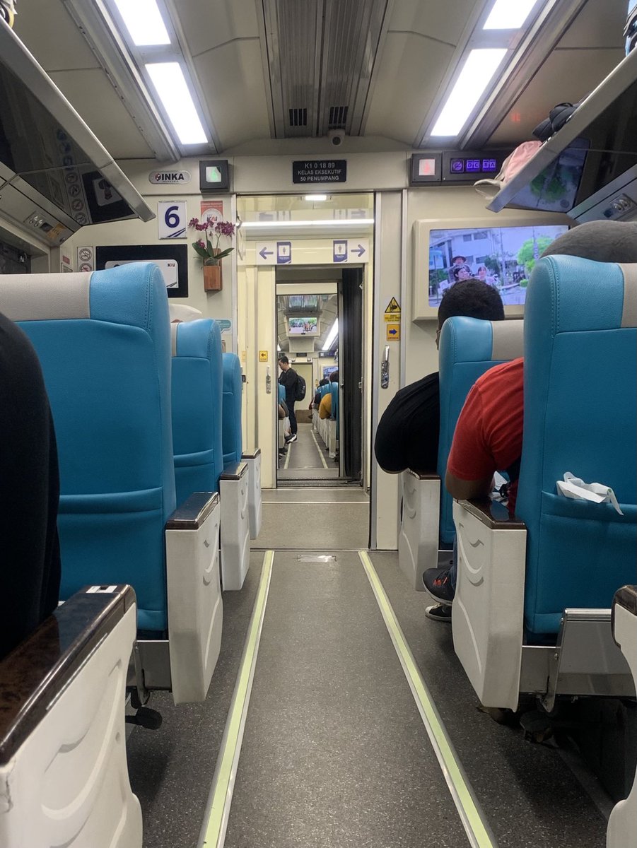 Seperti biasa all the time sebelah bapak-bapak.