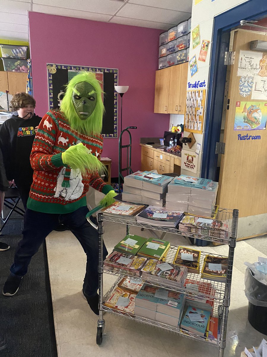 RCastleberry259's tweet image. The grinch was at school today to deliver books to all the students in the building!!! #WPSProud #WPSIgniteLearning #castleberryclassroom #5thGrade #Teacher 👨🏼‍🏫🍎