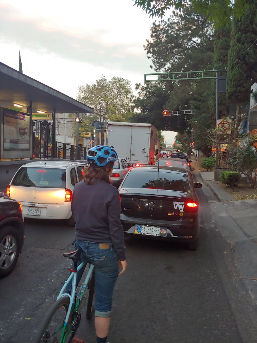 Muy chula la ciclovía de Eje 4-Xola. Y ni pensar ir por el carril del metrobús porque tienen derecho a aplastarte.

<a href="/LaSEMOVI/">Secretaría de Movilidad CDMX</a> <a href="/andreslajous/">Andrés Lajous</a> #cdmx