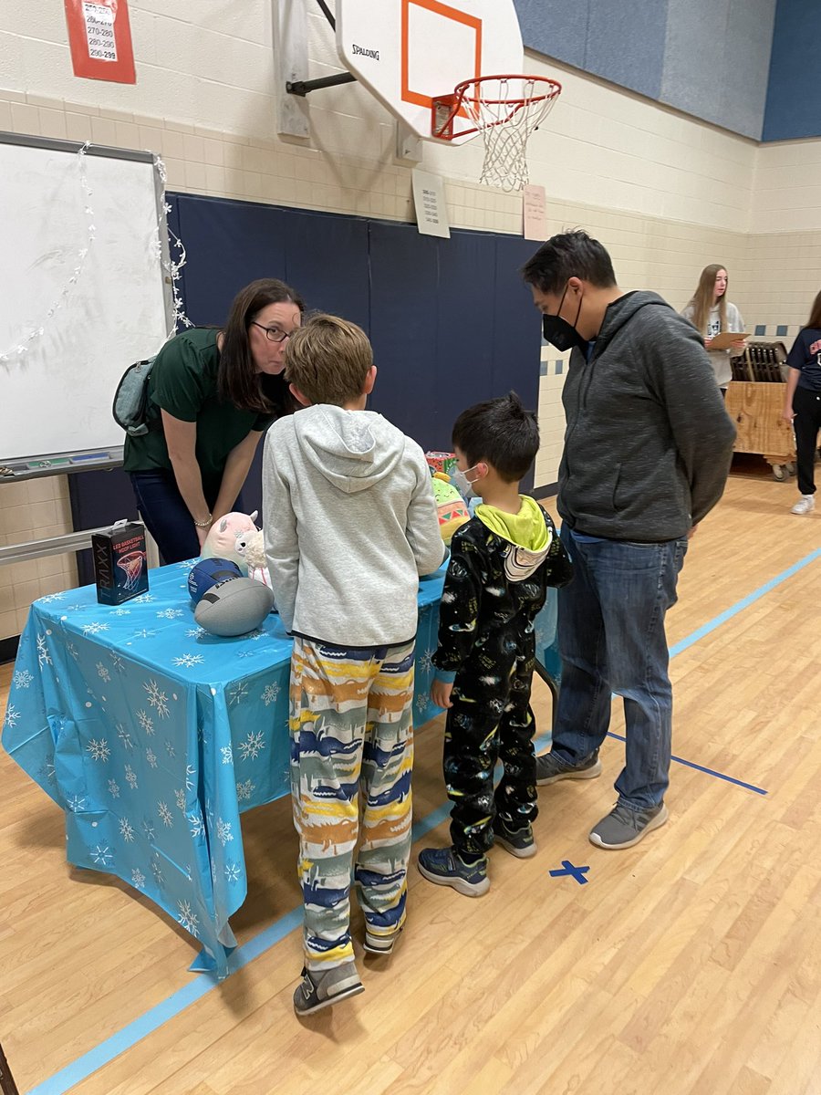 Oakton_Elem's tweet photo. B-I-N-G-O Night @ OES! Food, prizes, and lots of fun! Thank you @OaktonESPTA https://t.co/Lz7pNPIN2U