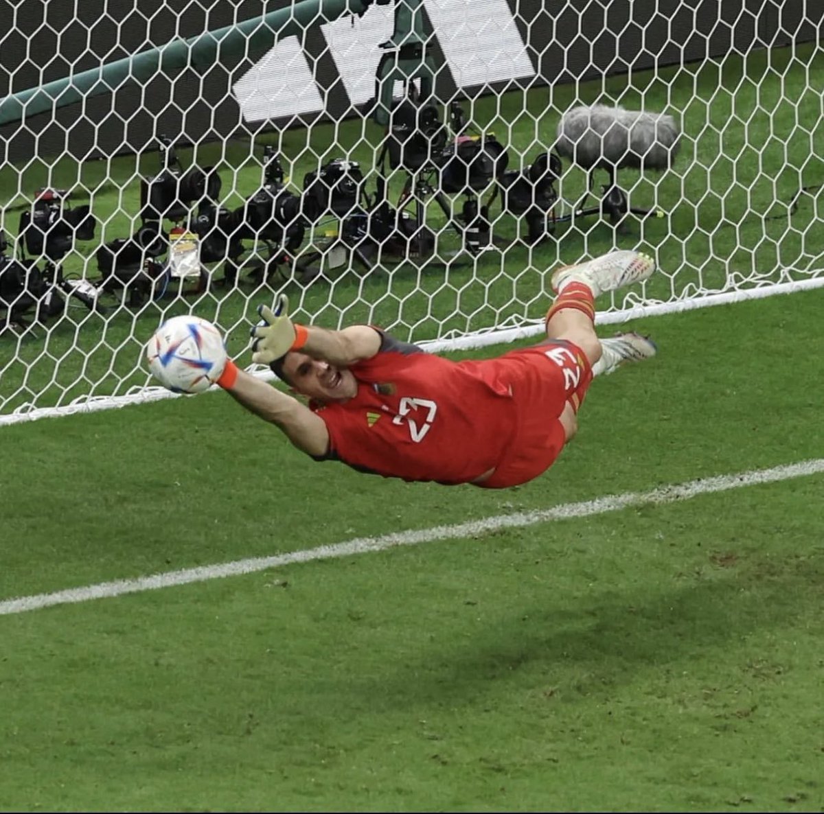 #Argentina demostró carácter ante la adversidad que le dió el partido. #DibuMartinez en los penales provocó la adrenalina de un país. #Messi fue #DiegoMaradona por su zurda en el penal ,la pelea con el árbitro, el gol final. "Que mirás bobo" #Qatar2022 #FIFA