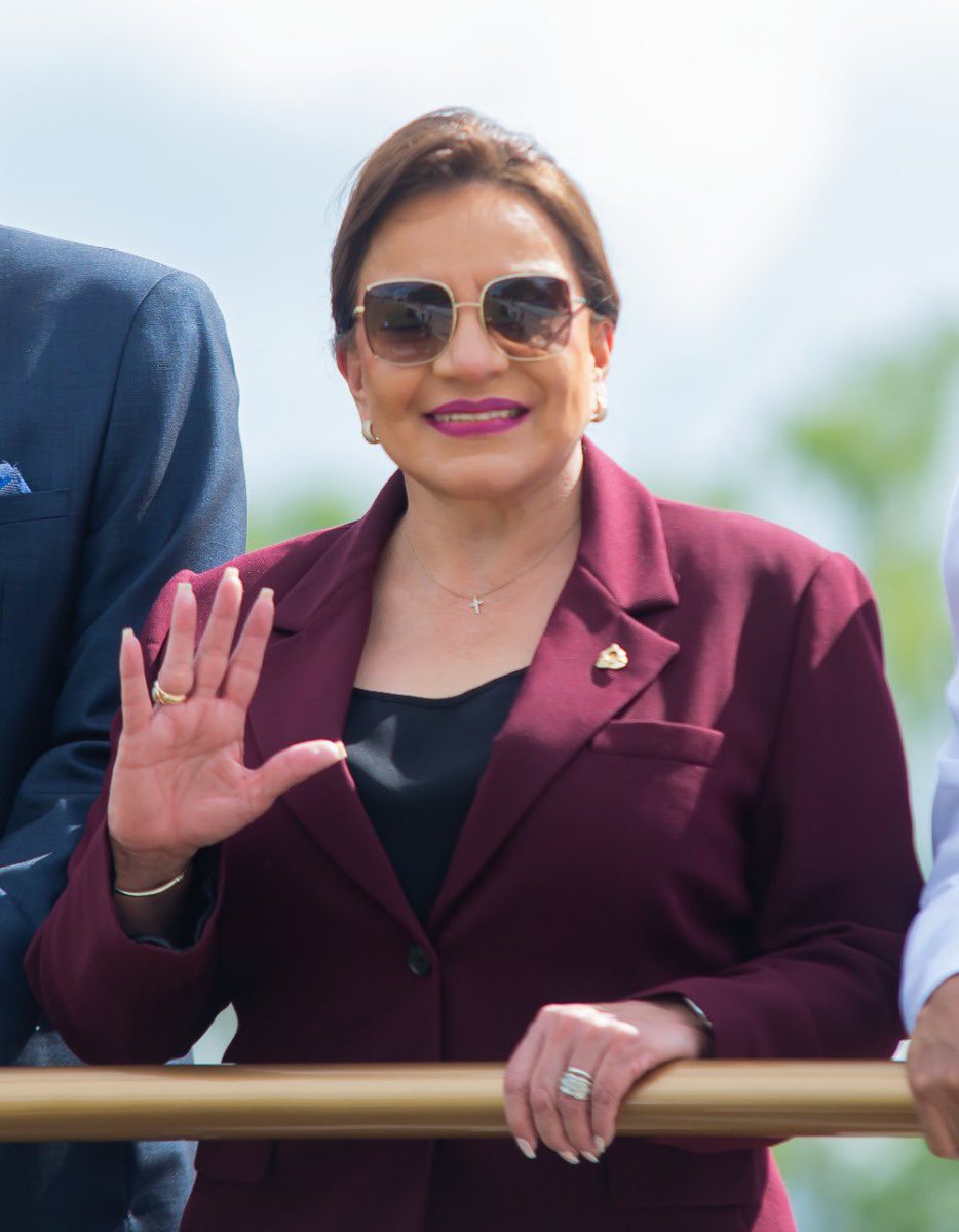 fabricbs's tweet photo. Saluden a la Jefa @XiomaraCastroZ ♥️🇭🇳 https://t.co/EK5ogFXLtQ