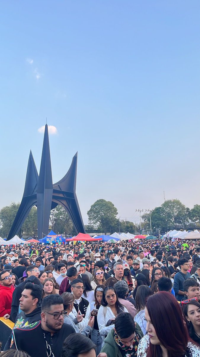 Perreolandmx's tweet photo. [🚨] DE ÚLTIMO MOMENTO: Personal del Estadio Azteca ha cerrado los accesos al concierto de Bad Bunny debido a la cantidad de personas con boletos falsos o “clonados”. https://t.co/xuvnXDWbt6