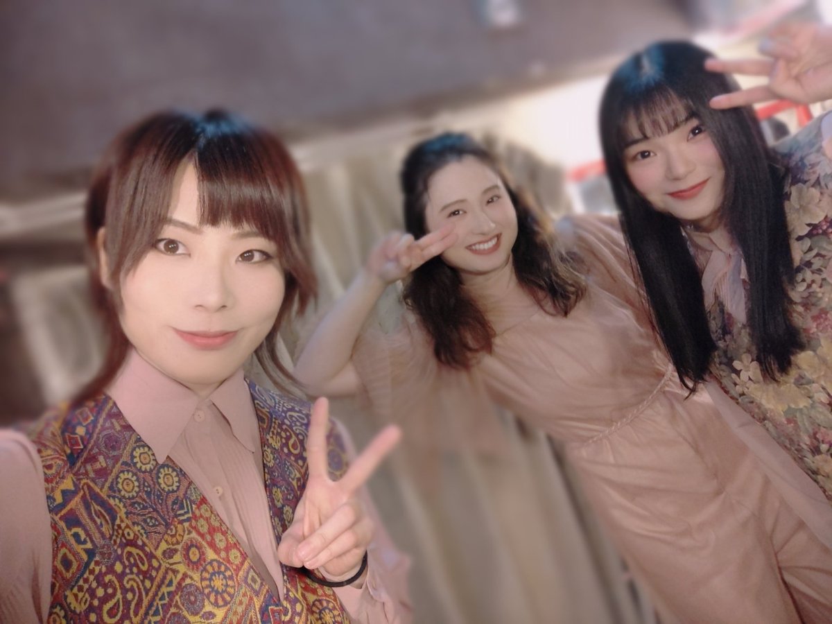 satoe__usagi's tweet photo. おはようございます☀
本日4日目！！2ステ！！
ご来場くださる皆さま
お待ちしています(*˘︶˘*)

折り返しになりますが
毎回新鮮な気持ちで
頑張りますっ(*`･ω･)✨

(撮影時のみマスクはずしてます)

 #劇団天動虫 https://t.co/UCEiyy6xoZ