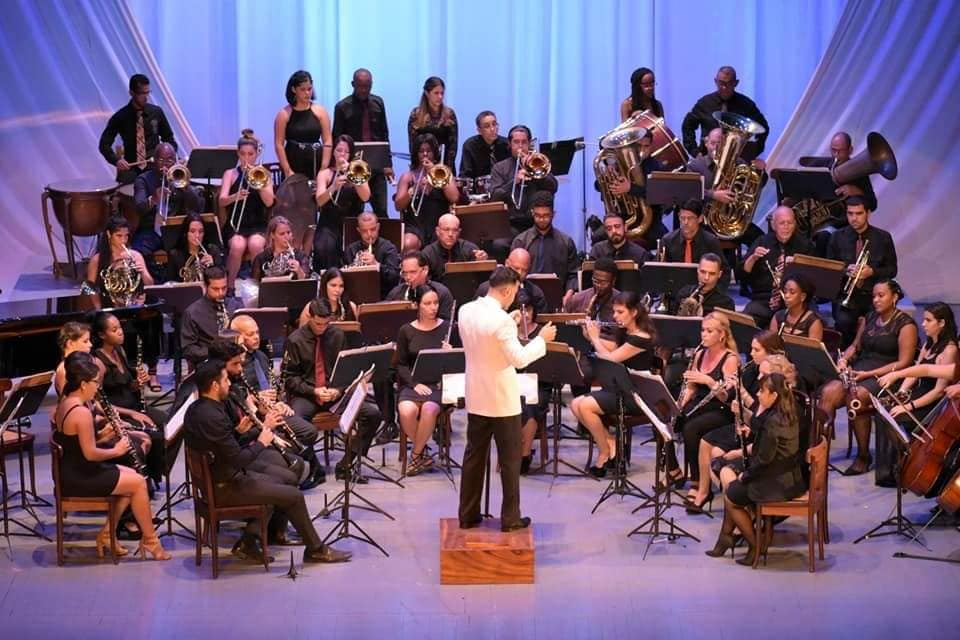 AcnuCuba's tweet photo. Músicos de la Banda de Conciertos de la provincia de Matanzas, bajo la dirección del maestro mexicano Guillermo Villareal ofrecerán hoy un concierto en homenaje al aniversario 120 de las relaciones entre ambas naciones,en el Parque de La Libertad de esa ciudad.
#CubaEsCultura https://t.co/JDz5hNJUs1