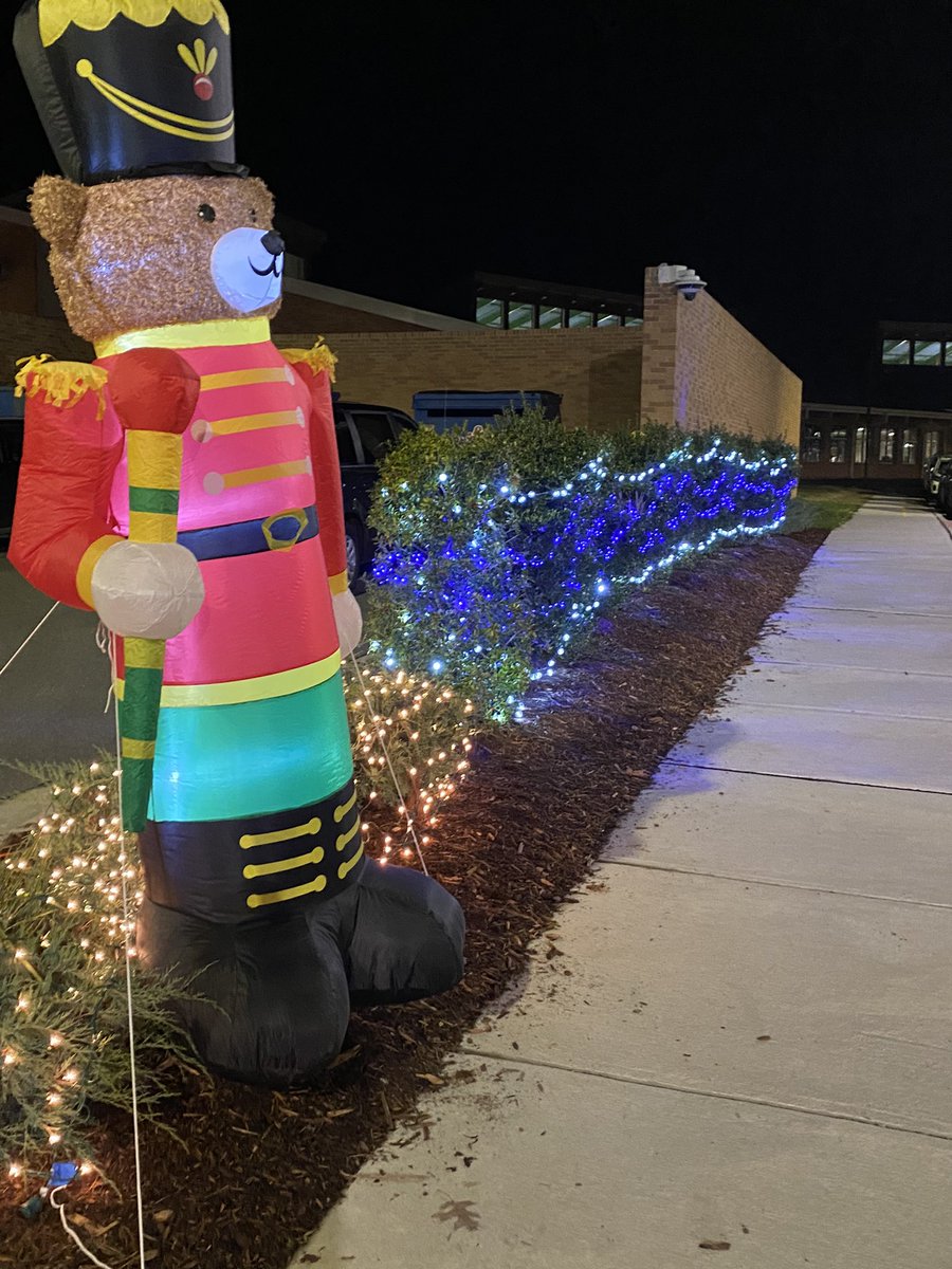 ChathamGroveES's tweet photo. What a night at the Holiday Lights! @ChathamGroveES https://t.co/nVFOWuPJDX