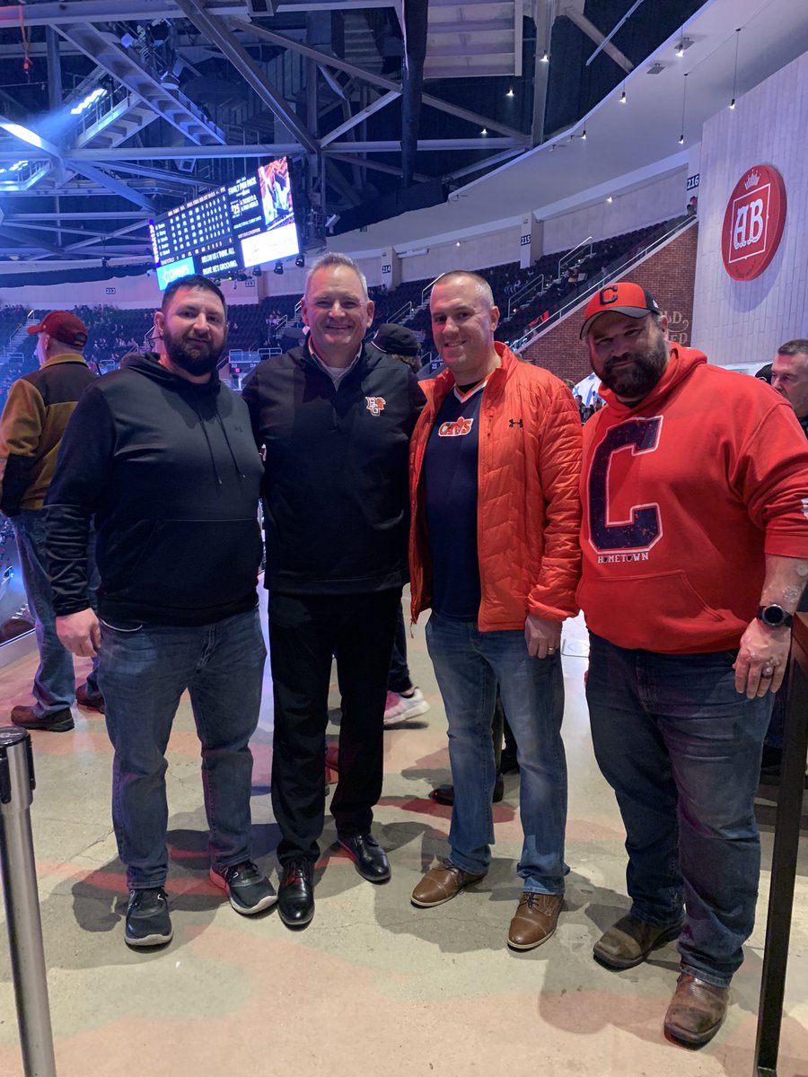 vandermerwe63's tweet photo. BGSU brought 175 alum(🟠🟤) to Cleveland tonight to support @Rich_Holmes22  and the Kings.  We take care of our own!  @DrLydecia, once a Falcon… always a Falcon!!! #AyZiggy for life! @BGathletics @BGSUMHoops https://t.co/x66cJ8Xgua