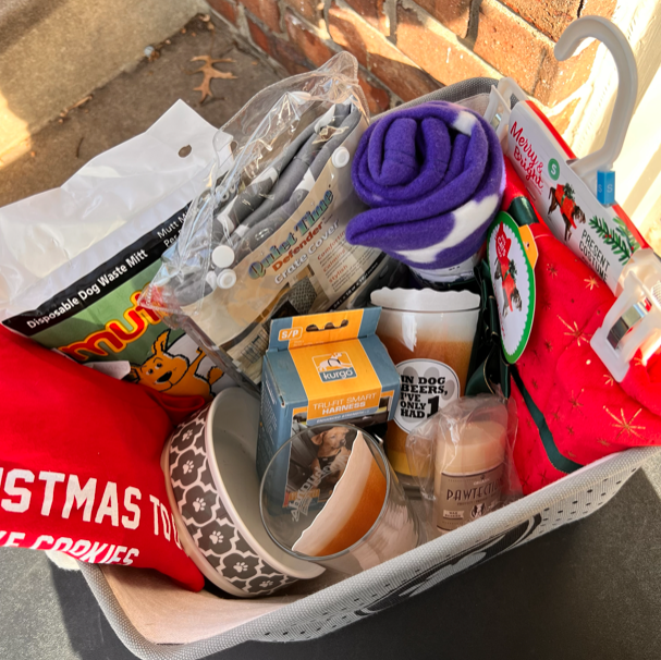 Our 2022 Online Holiday Auction is open for bidding‼️🌟  We've got some amazing items to bid on from autographed sports memorabilia to vacation getaways and gift baskets, all to benefit our shelter pets and rescues! 🏈⛱🐾
Place your bids NOW at ✨ bit.ly/Holiday-Auction ✨