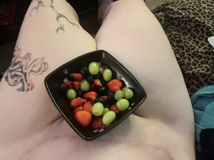 Hungries? All this fruit keeps me &hellip;. Delicious! 👅👅👅 https://t.co/ETxV5b24B2<a href="/tag/pawgbooty"class="tags"><span>#pawgbooty</span></a><a href="/tag/curvybeauty"class="tags"><span>#curvybeauty</span></a>