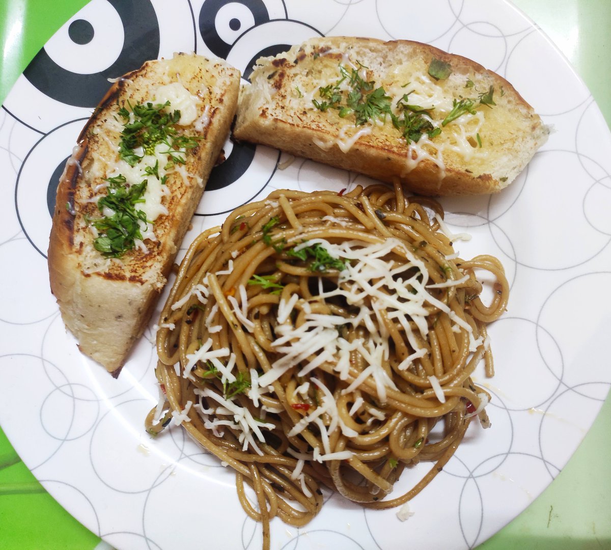 TheBackpackerP2's tweet photo. I always look forward to dinner time because I can learn to cook a new dish from a different cuisine that is on my wishlist. So I toss some pasta and pair it with garlic bread and fresh salad. #ChefKay #CuisinesOfCulture
#Italian #Pasta #Salad #Bread #food #foodporn #foodie https://t.co/4E56No2eyo